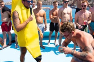 What should I wear on a boat party