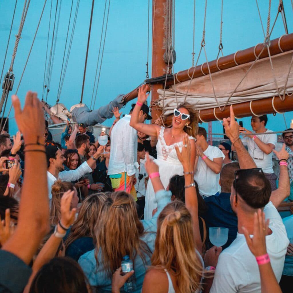 Lisbon Boat party people dancing